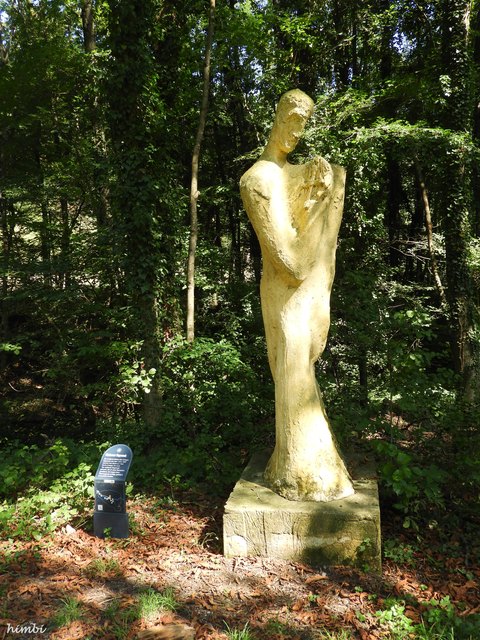 Die moderne Statue des Hl. Nepomuk aus dem Jahre 2001 stammt vom Bildhauer Karl Martin Sokopp. Sie wird der leidende Nepomik genannt.