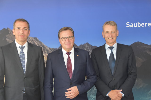 Klares Bekenntnis zur TIWAG als Tiroler Leitbetrieb: Tirols IV-Präsident Christof Swarovski, LH Günther Platter und TIWAG-Vorstandsvorsitzender Erich Entstrasser.