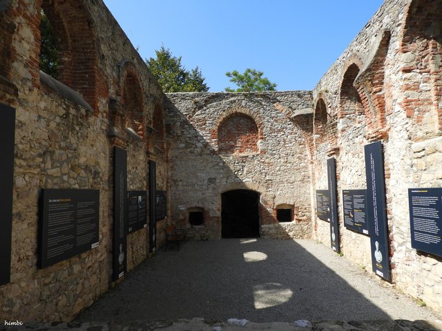 Renovierte Leopoldkapelle mit Infotafeln