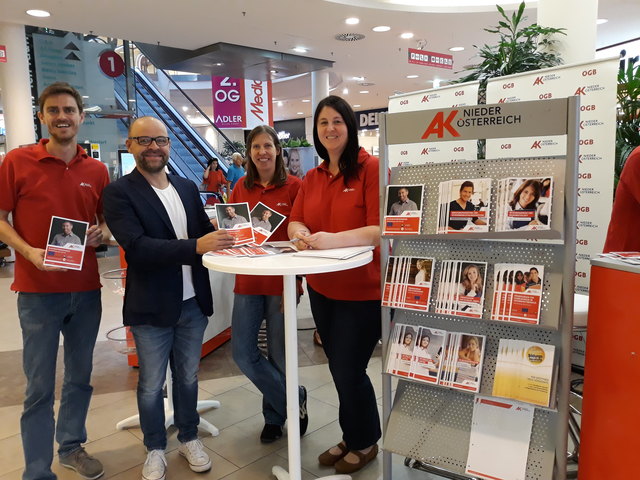 Bildtext: Bezirksstellenleiter Günter Kraft (2.v.l.) mit den AK NÖ-BildungsexpertInnen in der Rosenarcade Tulln. | Foto: Edith Gruber