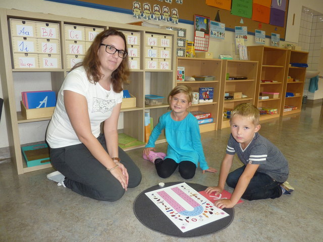 Klassenlehrerin Nicole Prem wendet reformpädagogische Montessori-Methoden im gesamten Unterricht an.