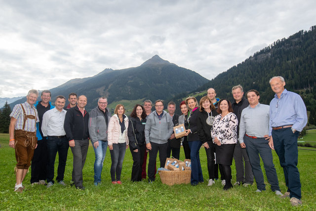 Die Tiroler Landesregierung zu Gast bei der Deferegger Heil- und Thermalwasser GmbH | Foto: Land Tirol