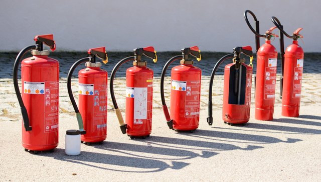 Feuerlöscher helfen nur, wenn sich auch wirklich noch intakt sind. | Foto: pixapay