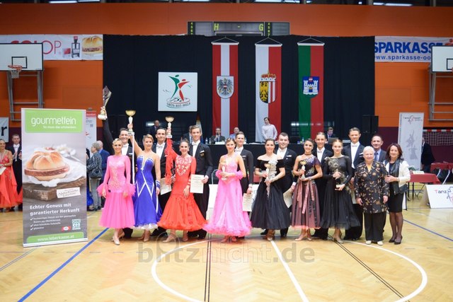 drei Welser Tanzpaare schafften es 2017 ins WeWK Finale: 2.v.l.: Daniela Seiringer/Maximilian Kopt (2.Plazt); 3.v.l.: Alexandra Dostal/Michael Walter (3.Platz); 5.v.l.: Caroline Rammler/Dominik Schauer (5.Platz) | Foto: mit freundlicher Genehmigung © blitznicht.de