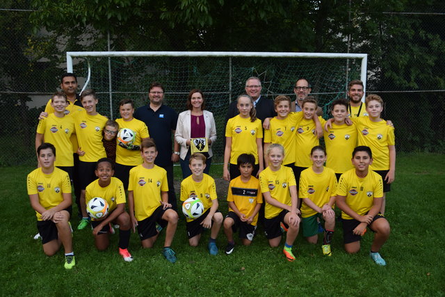 Doris Schmidl (ÖVP), Bgm. M. Göschelbauer, Vize D. Kosak, M. Holzmann (Bezirksblätter) und Trainer Marcel Mujanovic mit der U13. | Foto: Klammer