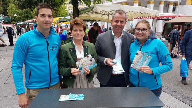 Die beiden Landtagsabgeordneten Martina Pühringer und Rudolf Raffelsberger mit dem Team der Familienbonus-Tour am Ischler Wochenmarkt. | Foto: OÖVP
