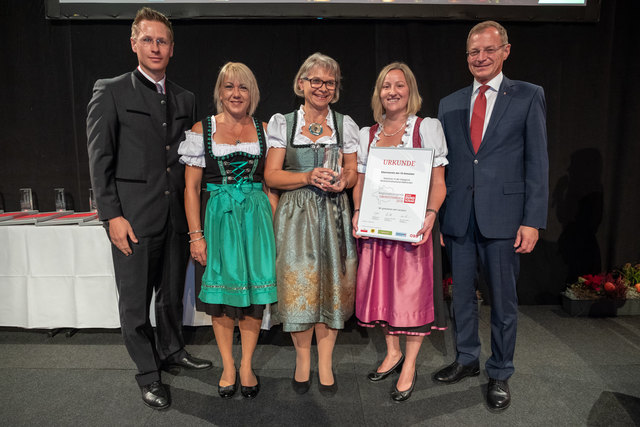 Drei Vertreterinnen des Elterverein Kematen, Petra Wolfinger (m.), Margit Prömer (2. v. r.) und Tamara Landerl und Landeshauptmann Thomas Stelzer (r.) sowie BezirksRundschau-Chefredakteur Thomas Winkler.