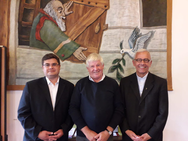 Franz Neuner wurde als Dekan von Breitenwang wiedergewählt. Im Bild mit seinem Stellvertreter Tomasz Kukulka (l.) und Wahlleiter Generalvikar Florian Huber (r.). | Foto: Diözese Innsbruck