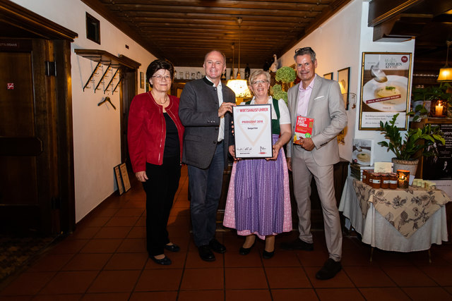 Sepp und Christine Eisl (Mitte) bei der Übergabe der Auszeichnung. | Foto: Gourmedia/APA-Fotoservice/Greindl