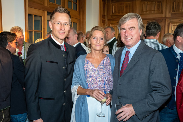 BezirksRundschau-Chefredakteur Thomas Winkler (l.) mit Georg Adam Starhemberg und Gattin Nadejda.