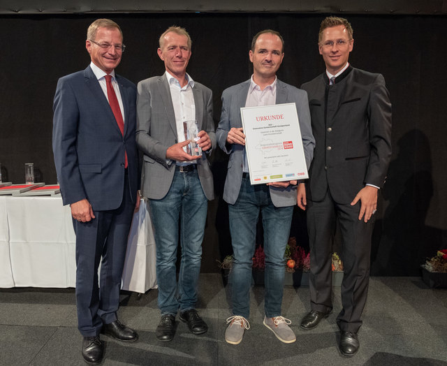 Andreas Dietachmair (2. v. r) und Martin Faschang (2. v. l.) vom Preisgekrönten IGV mit Landeshauptmann Thomas Stelzer (l.) und BezirksRundschau Chefredakteur Thomas Winkler.