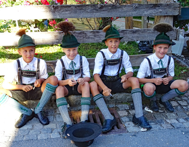 Die jungen Plattler warten auf ihren Auftritt | Foto: TVB Salzburger Saalachtal