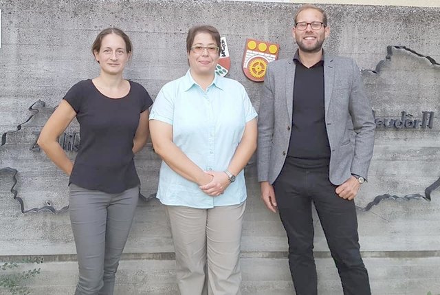 Bei der Übergabe: Lena Röth, Sabine Schügerl, Raphael Fink | Foto: Grüne