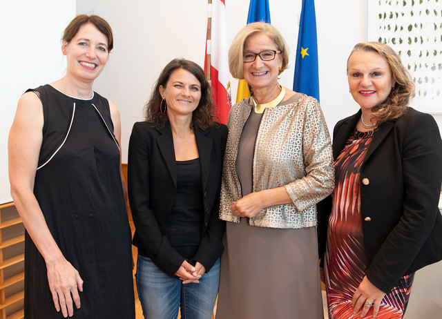 Vertragsverlängerung: Landeshauptfrau Johanna Mikl-Leitner mit Marie Rötzer, Daniela Wandl und Brigitte Fürle. | Foto: NLK Filzwieser