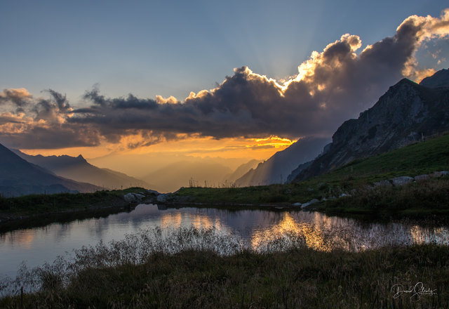 Wunderschöner Sonnenuntergang über dem Klostertal vom Galzig aus.