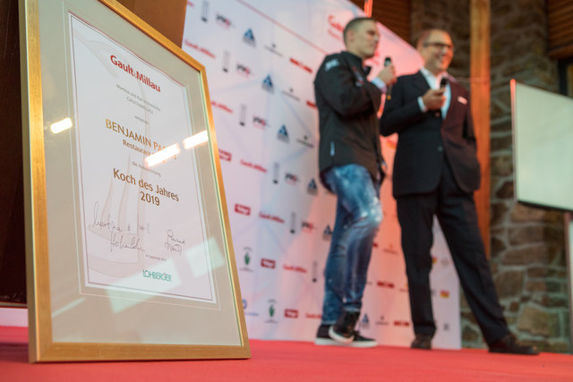 "Koch des Jahres" ist eine der höchsten Auszeichnungen in der österreichischen Gastronomieszene. Im Talk auf duf der Bühne: Laudator Christian Seiler (re.) und Preisträger Benjamin Parth. | Foto: YSCLA-Stüva/APA-Fotoservioce/Lechner