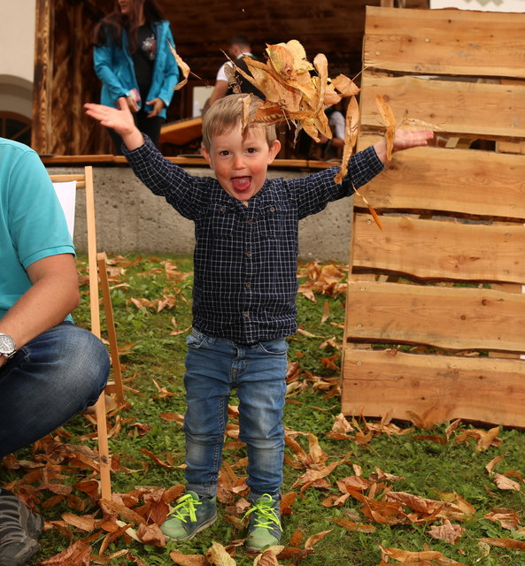Der kleine Mann hatte Spaß beim Laubhaufen.
