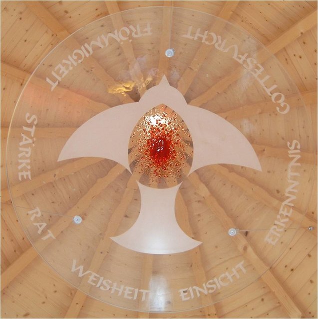 Glasscheibe mit den 7 Gaben des Hl. Geistes | Foto: Penz