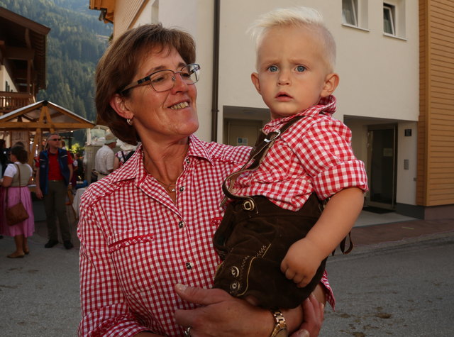 Oma Martina mit Enkerl Lois Hofer.