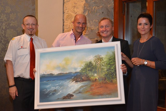 Tombolapreis zwei, ein Bild der Mauthausener Küstlerin Monika Grubauer, gewann der Wirt der Luftenbergerhofs, Andreas Windbichler.
