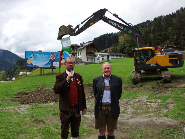 Bürgermeister Reinhard
Breitfuß (Viehhofen), Erich Egger (Vorstand Schmittenhöhebahn)
AG)