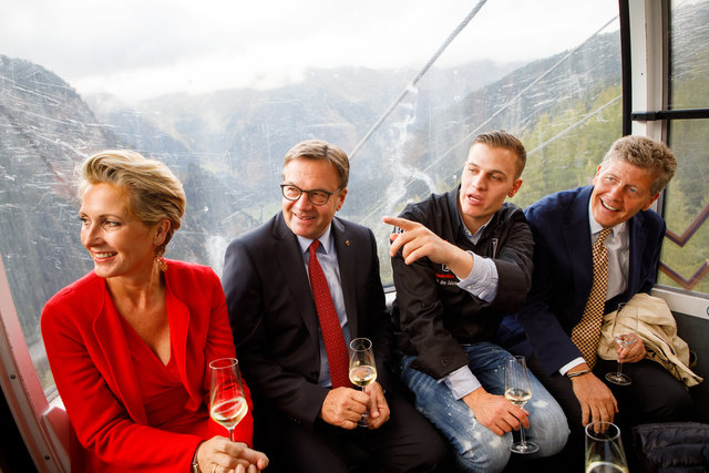 Kulinarische Gondelfahrt mit Aussicht: Bei der Bergfahrt mit der Silvretta Seilbahn auf die Idalp hoch über Ischgl (v.l.n.r.): Martina Hohenlohe, Tirols Landeshauptmann Günther Platter, Benjamin Parth, Karl Hohenlohe. | Foto: YSCLA-Stüva/APA-Fotoservioce/Lechner