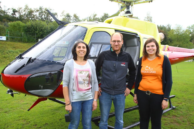 Michaela und Gewinnerin Magdalena Schranzinger (r.) mit  Pilot Edgar Jungmayr.