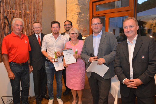 Bruttosieger und damit Turniersieger 2018: Gertrude Felbermair und Stefan Koppler. Es gratulieren Ex-Bezirkshauptmann Heinz Steinkellner, sein Nachfolger Werner Kreisl, RK-Ortsstellenleiter Hans-Peter Kranewitter, Clubmanager Thomas Leeb und RK-Abteilungskommandant Wolfgang Preslmair.