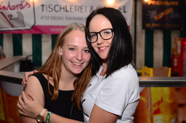 Anja und Verena hatten zusammen eine Menge Spaß am Weinlesefest