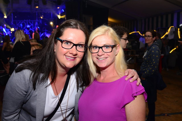 Steffy und Johanna im riesigen Hauptzelt vor der Bühne
