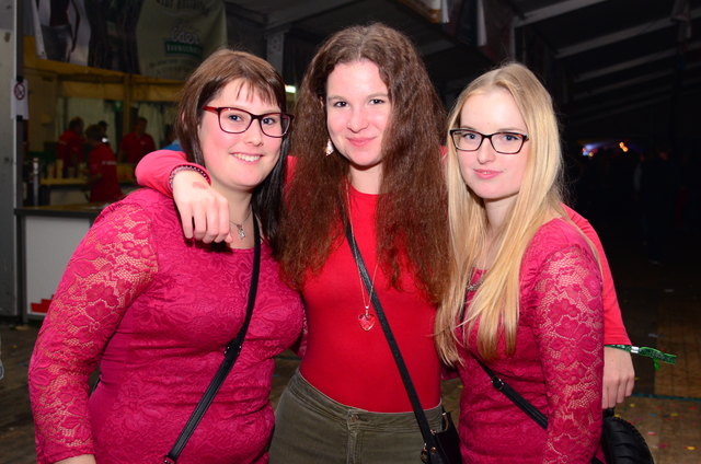 Anja, Marlene und Julia mit top Stimmung am Fest unterwegs