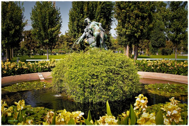Triton und Nymphenbrunnen: 1880 von Viktor Tilgner errichtet.
