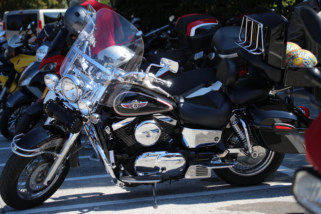 Viele "Blitze-Blank" geputzte Maschinen waren heute zu bewundern....beachtet die witzigen Sturzhelme im hinteren Kofferraum...