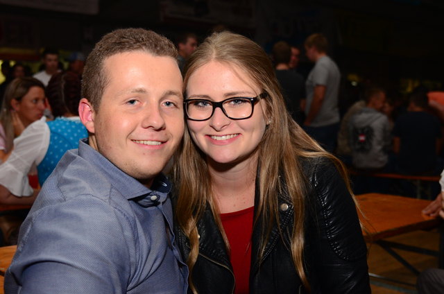 Fabian und Lorena genossen gemeinsam den Abend am Weinlesefest