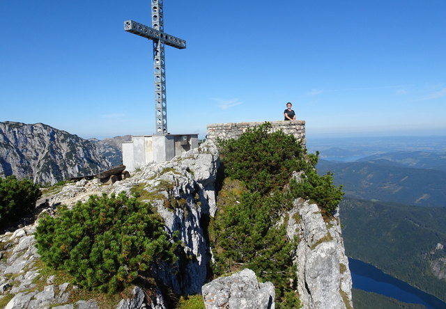 Auf der Aussichtskanzel des Alberfeldkogels mit dem Europakreuz