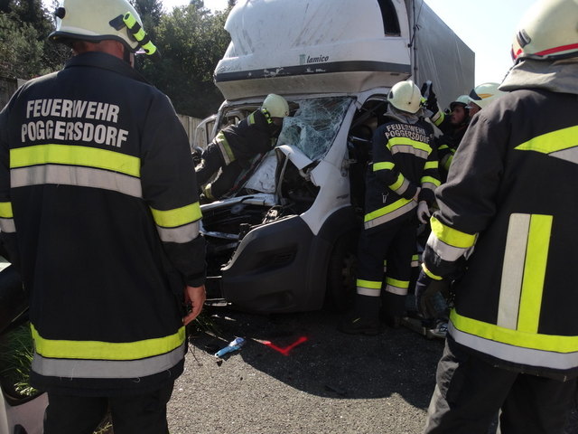 Der Verunfallte musste aus dem Fahrzeug geborgen werden | Foto: Sandra Träger