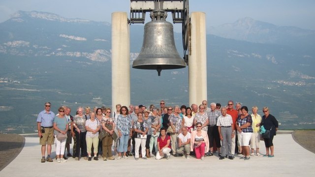 Altlengbachs Senioren unter der Friedensglocke in Rovereto | Foto: Foto Bergmann