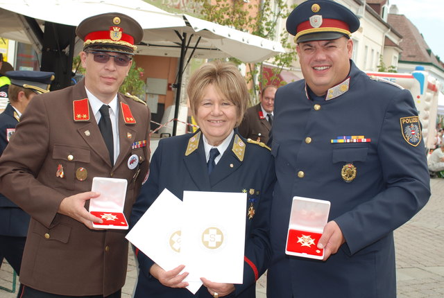 OBI Michael Gindl, LRR Brigitte Samwald und Kontrollinspektor Roman Brunner wurden vom Samariterbund mit Ehrenkreuzen dekoriert.