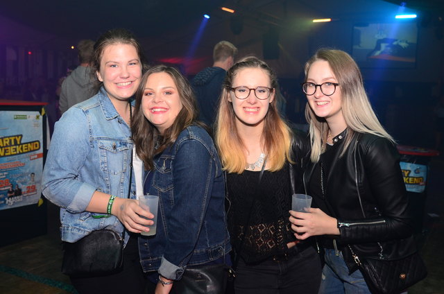 Julia, Patricia, Tina und Katharina feierten miteinander am Weinlesefest in Blümling