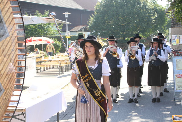 Trachtenmusikkapelle mit Stabführerin Johanna Haring.