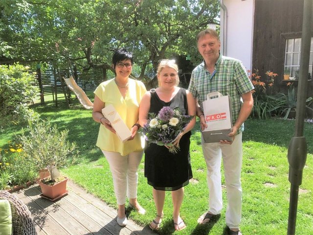 Neo-Unternehmerin Martina Wippel-Marth (Mitte) mit Vbgm. Marianne Hackl und Wirtschaftskammer-Regionalstellenobmann Wolfgang Ivancsics.