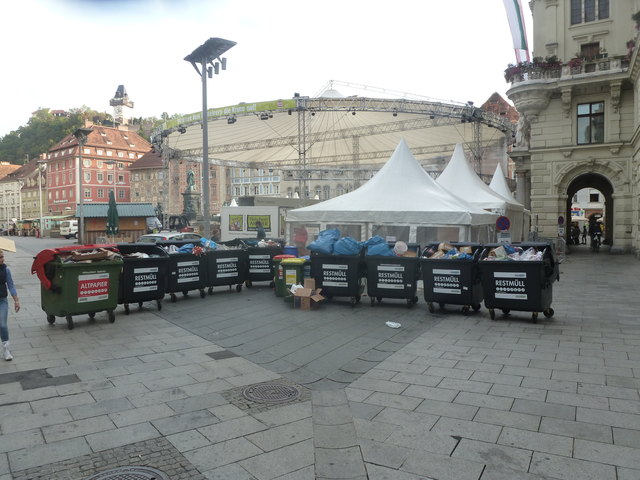 Beeindruckende Abfallparade am Grazer Hauptplatz. Die Müllbehälter wurden aber von mir in Stellung gebracht :-)