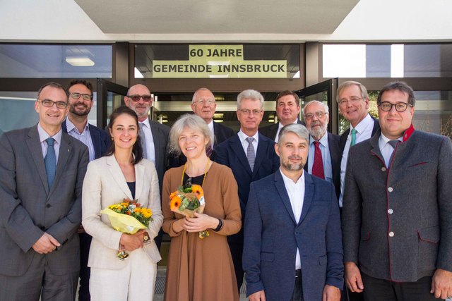 v.l.n.r.vorne: Superintendent Mag. Olivier Dantine (evang. Kirche), Mag.a Magdalena Modler-El-Abdaoui (röm-kat. Kirche), Dr. Gabriele Doppler (Buddh. Glaubensgemeinschaft), Burhan Türkmen (Islamische Religionsgesellschaft), Vizebgm. Franz Xaver Gruber. Hinten: Prof. Dr. Timo Heimerdinger (evang. Kirche), Mag. Thomas Lipschütz u. Präsident Günter Lieder (Israelitische Kultusgemeinde), Ing. Max Valtingojer (Neuapostol. Kirche), Präsident Franz Mielacher (HLT), DI Wilhelm Schwabl (Bahai), Gerhard Egger (HLT) | Foto: © Hannah Grünauer