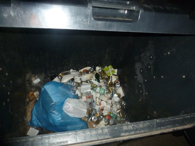 Es gab auch fast leere Restmülltonnen.