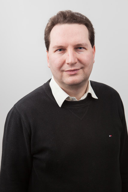 Man muss sich klarmachen, dass Geräte die Daten wegschicken, auch welche empfangen können. Werden sie gehackt, hat jemand eine Abhörwanze und einen Lautsprecher, evtl auch eine Kamera im Kinderzimmer," erklärt Michael Sonntag, stellvertretender Vorstand des Instituts für Netzwerke und Sicherheit an der Johannes Kepler Universität.