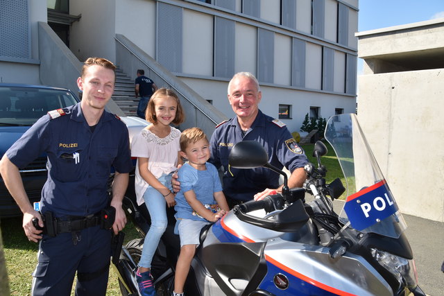 Probesitzen auf einem Motorrad der Polizei.