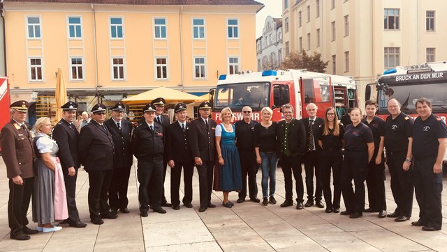 Viele waren gekommen, um mit der Freiwilligen Feuerwehr Bruck ihr 150 Jahr-Jubiläum am Brucker Koloman-Wallisch-Platz mit einem Feuerwerk an Programmpunkten zu feiern.
