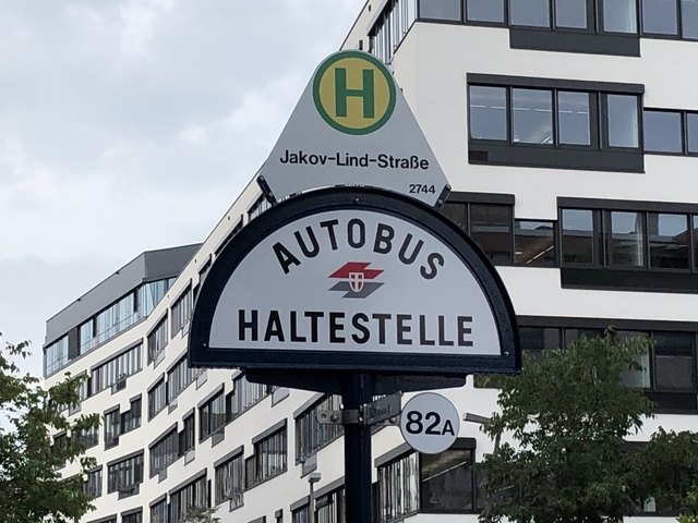 Seit Anfang September stoppt der 82A in beiden Richtungen in der Jakov-Lind-Straße, nahe des Campus Gertrude Fröhlich-Sandner.