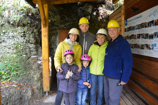 Jetzt geht's los: Familie Wallner vor dem Höhleneingang.