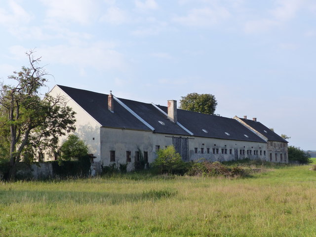 Im Ort existierte seit der Grundlegung ein herrschaftliche Schafhof, der aber 1814 abbrannte und daraufhin an der heutigen Stelle wiedererrichtet wurde. Der vormals gräflich Traun'sche Gutshof ist nun im Eigentum der Nachfahren von Ludwig Pecina, dem ehemaligen Gutsverwalter von Franz Ferdinand
